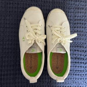 Cariuma OCA Low Canvas Sneakers